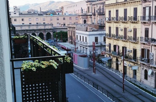 Corso dei Mille - Sant'Erasmo Apartment | APARTMENT AND PARKING SPACE IN THE CENTER OF PALERMO