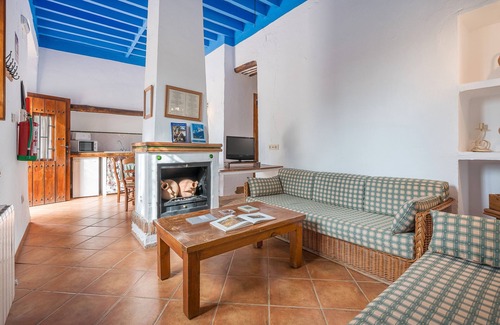 La Zubia Apartment | Apartment 'Apartamento La Cuadra' with Mountain Views, Shared Pool, and Wi-Fi