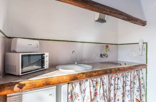 La Zubia Apartment | Apartment 'Apartamento La Cuadra' with Mountain Views, Shared Pool, and Wi-Fi