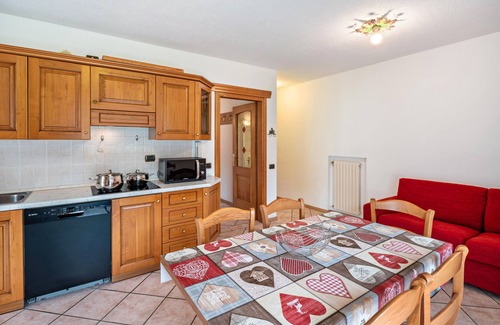 Rocca Pietore Apartment | Apartment 'Appartamento Bilocale 3' with Mountain View, Shared Garden and Wi-Fi