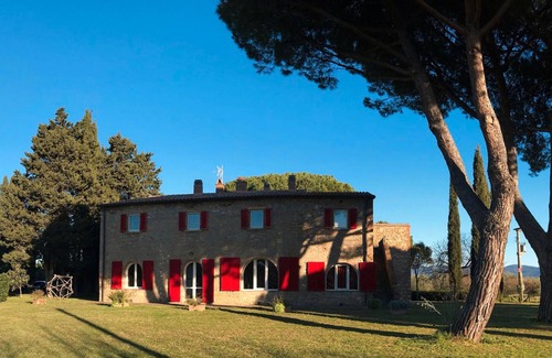 Bibbona Apartment | Apartment 'Arco' with Shared Garden and Wi-Fi