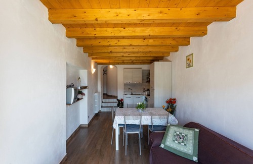 Vesio Apartment | Apartment 'Artù' with Shared Garden, Balcony and Wi-Fi