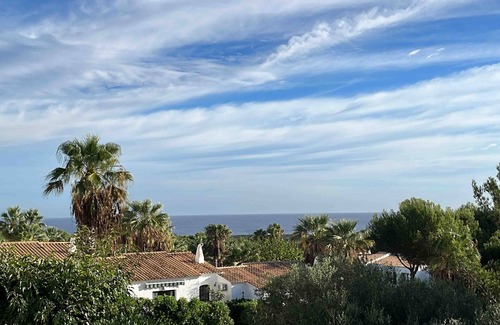 Coves Noves Apartment | Apartment 'Bel Appartement Vue Mer' with Sea View, Balcony and Wi-Fi