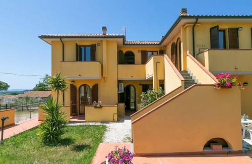 Suvereto Apartment | Apartment 'Bilocale Ansonica' with Balcony, Shared Pool & Wi-Fi