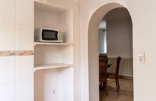 Tremp Apartment | Apartment 'Blanch 1' with Balcony