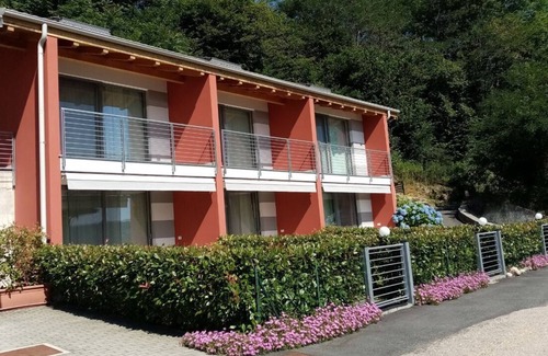 Pella Apartment | Apartment "Blue" in the house with lake view, parking and private beach