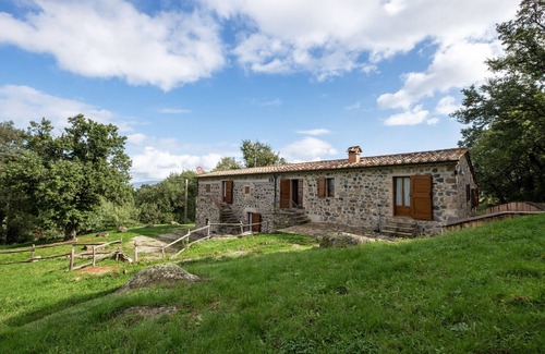 Radicofani Apartment | Apartment 'Bosco' with Shared Terrace, Shared Garden and Wi-Fi