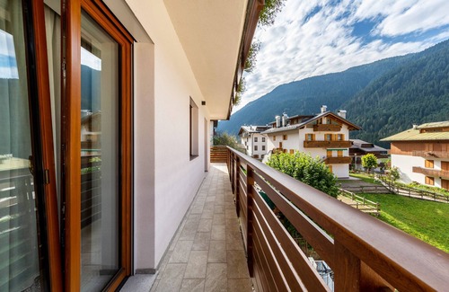 Auronzo di Cadore Apartment | Apartment 'Casa Da Rin Giulia' with Mountain View, Private Terrace and Wi-Fi