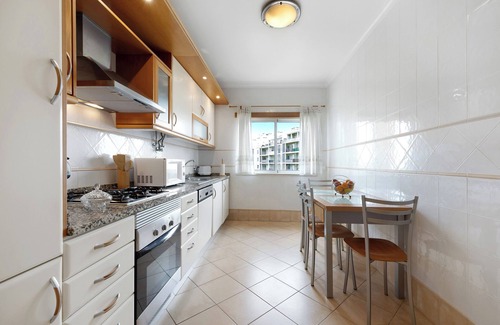 Praia da Rocha Apartment | Apartment 'Casa Danúbio' with Shared Pool, Wi-Fi and Air Conditioning