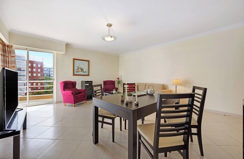 Praia da Rocha Apartment | Apartment 'Casa Danúbio' with Shared Pool, Wi-Fi and Air Conditioning