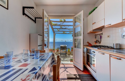 Chiessi Apartment | Apartment "Casa Ebaté" with Sea View, Terrace & Wi-Fi