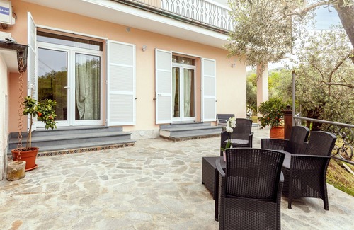 Podenzana Apartment | Apartment 'Casa Eros' with Private Terrace, Wi-Fi and Air Conditioning