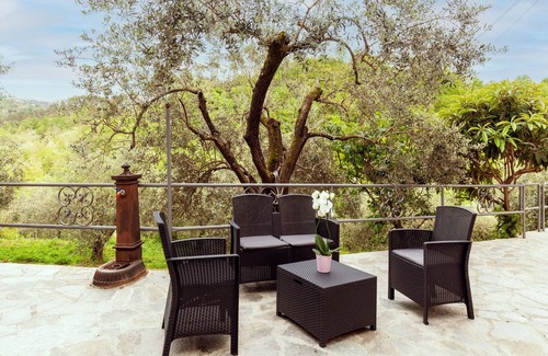 Podenzana Apartment | Apartment 'Casa Eros' with Private Terrace, Wi-Fi and Air Conditioning