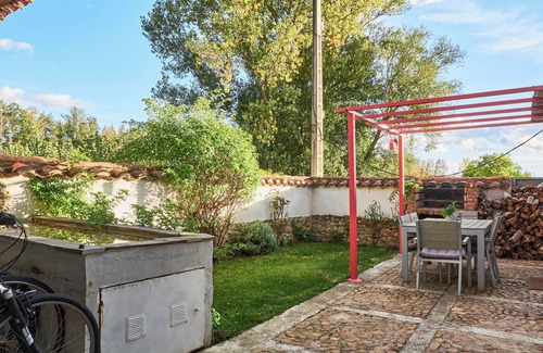 Villamejil Apartment | Apartment 'Casa Grande' with Shared Terrace, Shared Garden and Wi-Fi