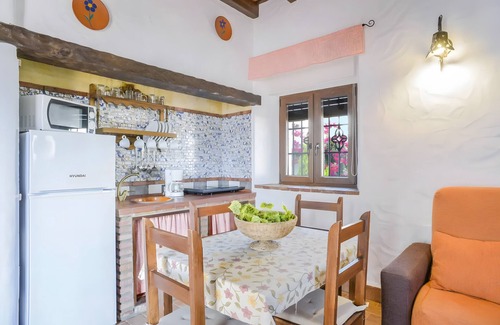 Barbate Apartment | Apartment 'Castaño' with Shared Pool, Wi-Fi and Air Conditioning