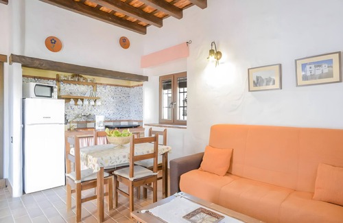 Barbate Apartment | Apartment 'Castaño' with Shared Pool, Wi-Fi and Air Conditioning