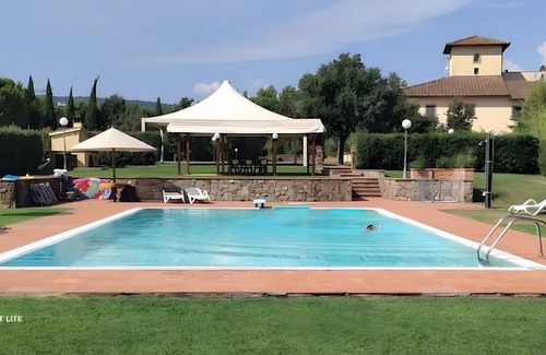 Capraia e Limite Apartment | Apartment 'Certopiano Loft' with Shared Pool, Shared Garden and Wi-Fi