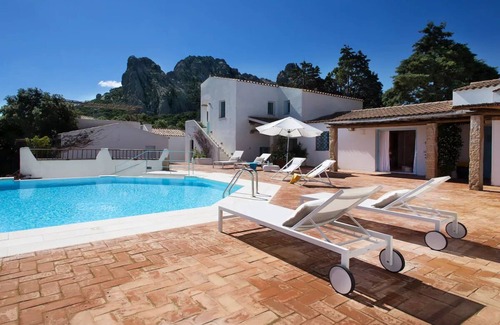 San Pantaleo Apartment | Apartment "Charming house in San Pantaleo" with Shared Pool, A/C, Wi-Fi & Terrace