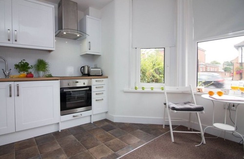 Eastleigh Apartment | Apartment close to Airport & transport links (1GF)