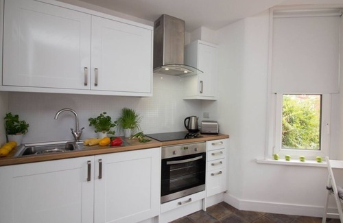 Eastleigh Apartment | Apartment close to Airport & transport links (1GF)