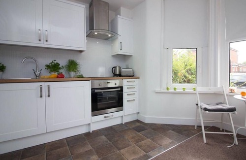 Eastleigh Apartment | Apartment close to Airport & transport links (1GF)