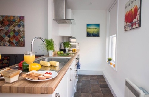 Eastleigh Apartment | Apartment close to Airport and transport links (4)