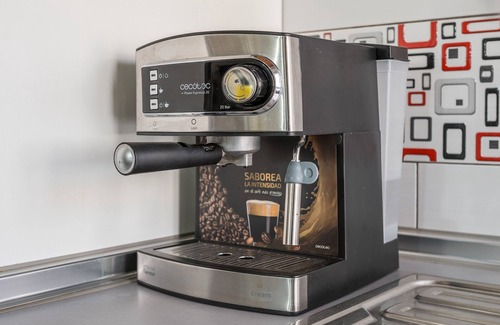 Ambroz Apartment | Apartment 'Con Vistas A La Piscina' with Mountain View, Wi-Fi and Air Conditioning