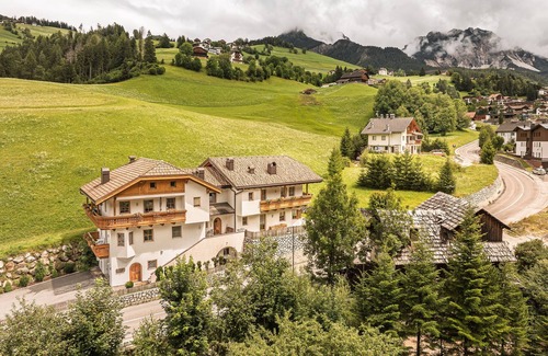 Mareo Apartment | Apartment 'Désirée - Fanes' with Mountain View, Balcony and Wi-Fi