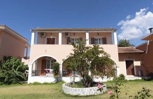 Agios Georgios Pagon Apartment | Apartment Dora Pagoi 1 with Mountain View, Shared Garden & Wi-Fi