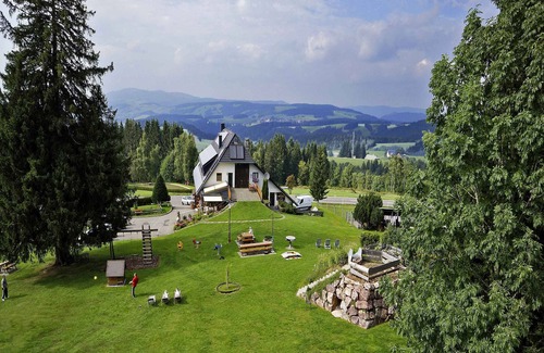 Sankt Maergen Apartment | Apartment 'Dubeschlag' with Mountain View, Shared Garden and Wi-Fi