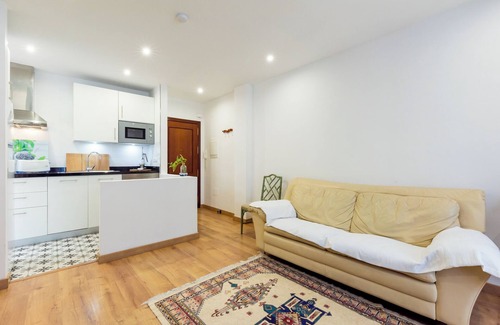 Perchel Sur Apartment | Apartment "El Carmen Flat" in Málaga City with Patio, Wi-Fi & A/C