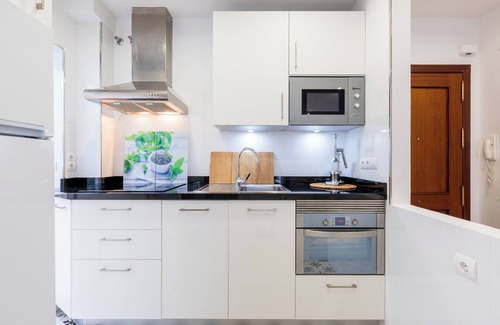 Perchel Sur Apartment | Apartment "El Carmen Flat" in Málaga City with Patio, Wi-Fi & A/C