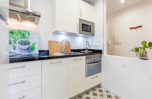 Perchel Sur Apartment | Apartment "El Carmen Flat" in Málaga City with Patio, Wi-Fi & A/C