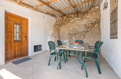 La Zubia Apartment | Apartment 'El Cobertizo' with Mountain Views, Shared Pool and Wi-Fi