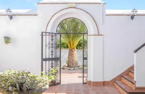 Barbate Apartment | Apartment 'El Olivo' with Shared Pool, Wi-Fi and Air Conditioning