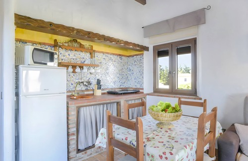 Barbate Apartment | Apartment 'El Pino' with Shared Pool, Air Conditioning and Wi-Fi