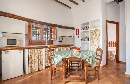 La Zubia Apartment | Apartment 'El Tinao' with Mountain Views, Shared Pool and Wi-Fi