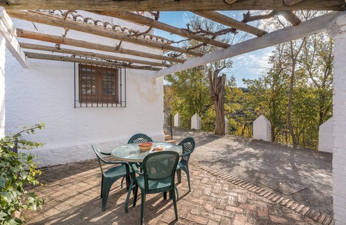 La Zubia Apartment | Apartment 'El Tinao' with Mountain Views, Shared Pool and Wi-Fi