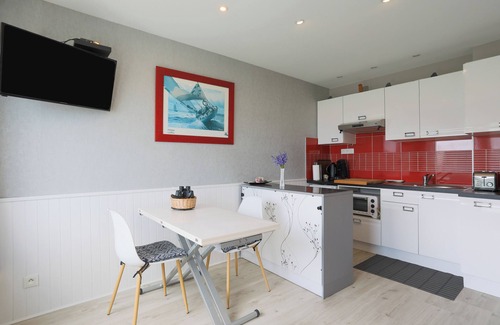 Plerin Apartment | Apartment 'En Front De Mer' with Sea View, Private Terrace and Wi-Fi