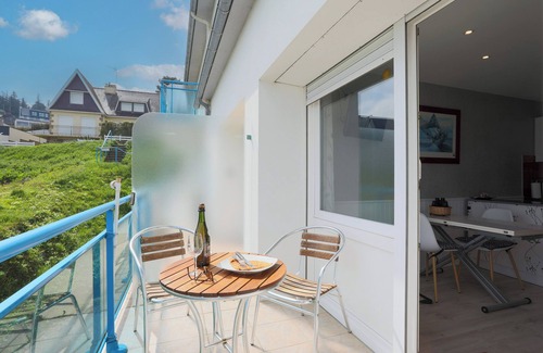 Plerin Apartment | Apartment 'En Front De Mer' with Sea View, Private Terrace and Wi-Fi