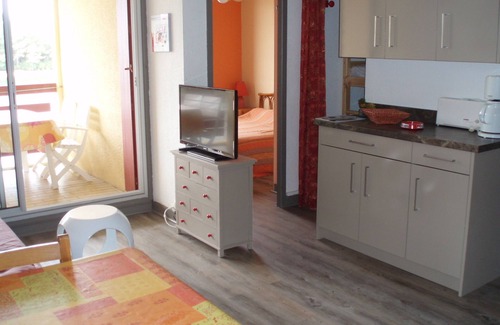 Soustons Apartment | Apartment facing the marine lake a 1. 5 km from the ocean FR5KKC83