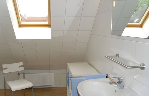 Westeraccumersiel Apartment | Apartment 'Fennas Ferienwohnungen - Hanne' with Lake View, Balcony and Wi-Fi