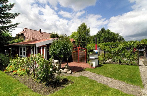 Ochtersum Apartment | Apartment 'Ferienhaus Gerda Wohnung 1' with Private Terrace, Private Garden and Wi-Fi