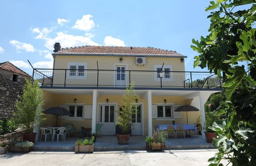 Stasevica Apartment | Apartment for 2-4 persons tastefully renovated . between Split and Dubrovnik