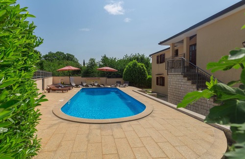 Cervar Apartment | Apartment for 5 persons, 200m from the beach, pool and garden for shared use