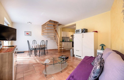 Maring-Noviand Apartment | Apartment 'Gästehaus Mühlenhof - Müller-Thurgau' with Private Garden, Balcony and Wi-Fi