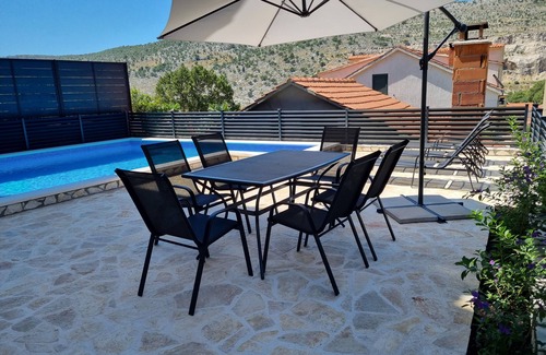 Srinjine Apartment | Apartment Gajo with swimming pool near Split