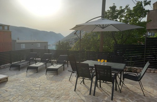 Srinjine Apartment | Apartment Gajo with swimming pool near Split