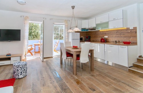 Nerezine Apartment | Apartment GALA with cozy terrace with sea view 30m from the beach