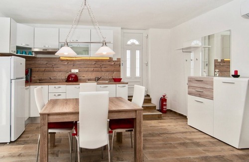 Nerezine Apartment | Apartment GALA with cozy terrace with sea view 30m from the beach